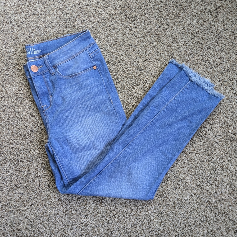 Frayed hem skinny jeans